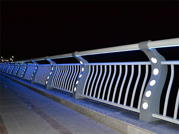 燈光護欄